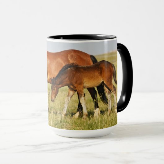 Mug Cheval sauvage Mère et Colt pâturage (Devant droit)