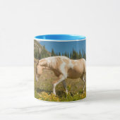 Mug Cheval sur herbes dans une prairie alpine en été (Centre)