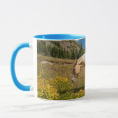 Mug Cheval sur herbes dans une prairie alpine en été (Gauche)