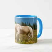 Mug Cheval sur herbes dans une prairie alpine en été (Devant droit)