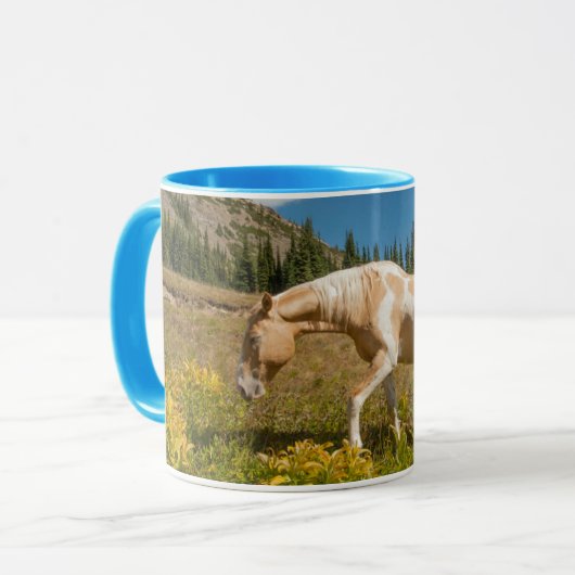 Mug Cheval sur herbes dans une prairie alpine en été (Devant gauche)