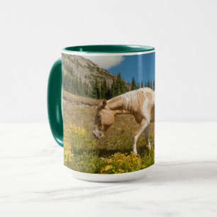 Mug Cheval sur herbes dans une prairie alpine en été