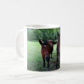 Mug Chevaux brun foncé en pâture (Devant gauche)