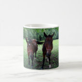 Mug Chevaux brun foncé en pâture (Centre)
