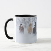 Mug Chevaux courant à travers la neige (Gauche)