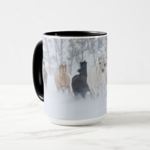 Mug Chevaux courant à travers la neige