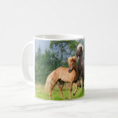 Mug Chevaux islandais jouant et élevant, Photo _ (Devant gauche)