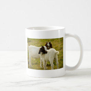 Mug Chèvres boer mignonnes dans un pâturage ensoleillé