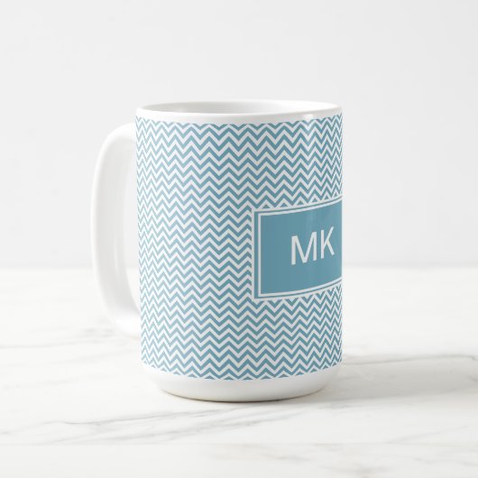Mug Chevron bleu avec Monogramme (Devant gauche)