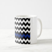 Mug Chevron noir, blanc et bleu royal – Accent zigzag (Devant droit)