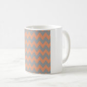 Mug Chevron Pêche et Gris – Motif Zigzag Moderne (Devant droit)