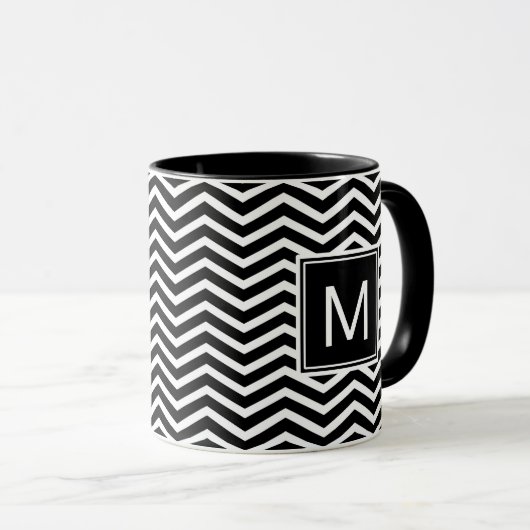 Mug Chevrons noirs et blancs modernes avec Monogramme (Devant droit)