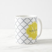 Mug Chic Blanc Gris Quatrefoil Jaune Nom Monogramme (Devant droit)