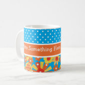 Mug Chic Ditsy Orange et Rouge Floral sur bleu (Devant gauche)