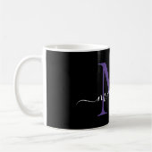 Mug Chic Noir Violet Monogramme Élégant Script (Gauche)