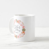 Mug Chic Peach Mint Floral Wreath Mère du Groom (Devant gauche)