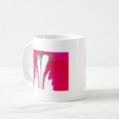 Mug Chic rouge extraordinaire rose sous le ciel blanc. (Devant gauche)