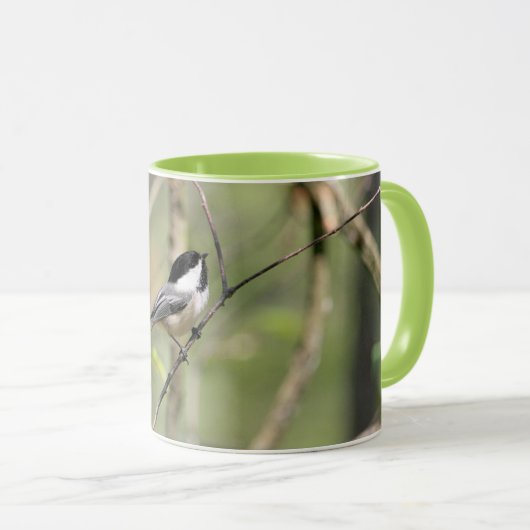 Mug Chickadee couvert par noir sur une branche (Devant droit)