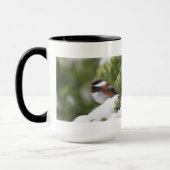 Mug Chickadee dans la neige sur un arbre de cèdre (Gauche)