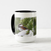 Mug Chickadee dans la neige sur un arbre de cèdre (Devant gauche)