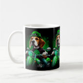Mug Chien Beagle conduisant un vélo Saint-Patrick (Gauche)