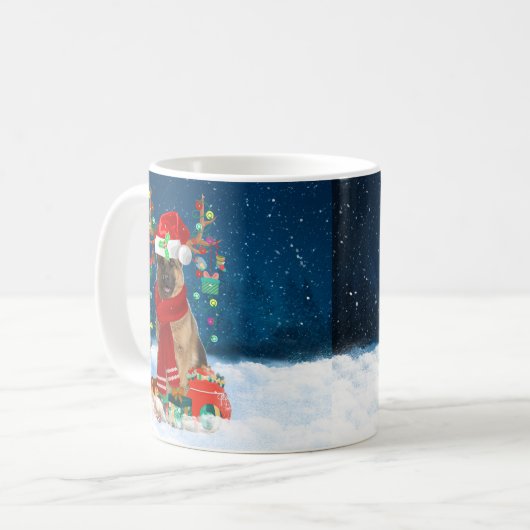 Mug Chien berger allemand en neige avec cadeaux de Noë (Devant gauche)