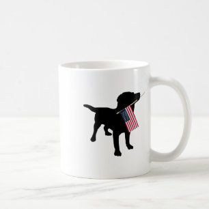 Mug Chien Black Lab tenant le drapeau patriotique Usa