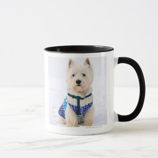 Mug Chien blanc dans des vêtements dans la neige (Droite)