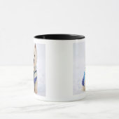 Mug Chien blanc dans des vêtements dans la neige (Centre)