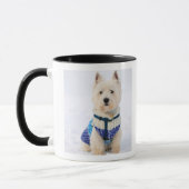 Mug Chien blanc dans des vêtements dans la neige (Gauche)