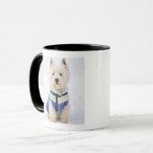 Mug Chien blanc dans des vêtements dans la neige (Devant gauche)