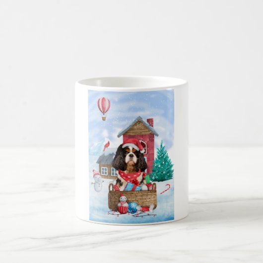 Mug Chien Cavalier King dans la maison de Noël enneigé (Centre)