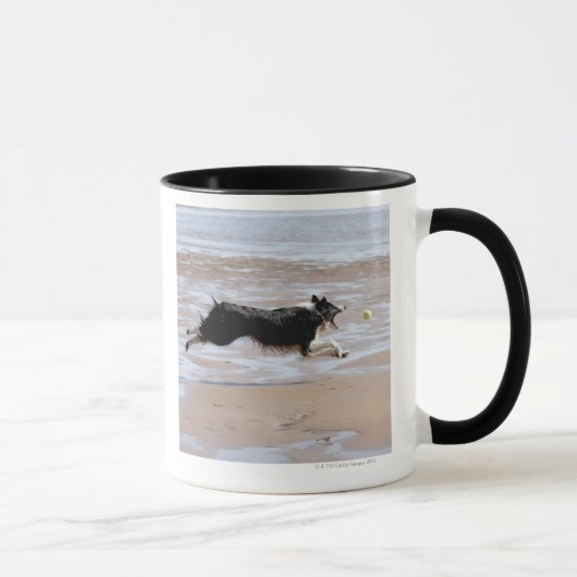 Mug Chien chassant une boule à la plage (Droite)