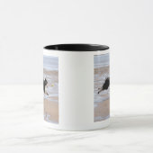Mug Chien chassant une boule à la plage (Centre)