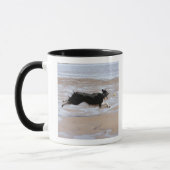 Mug Chien chassant une boule à la plage (Gauche)