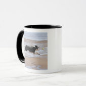 Mug Chien chassant une boule à la plage (Devant gauche)