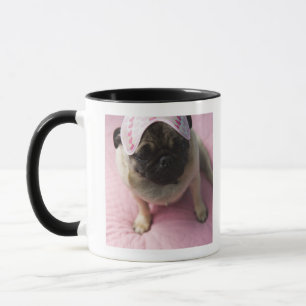 Mug Chien de carlin avec le masque d'oeil sur la tête