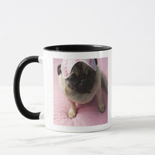 Mug Chien de carlin avec le masque d'oeil sur la tête (Gauche)