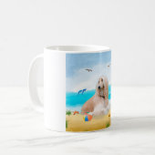 Mug Chien de chien afghan sur la plage (Devant gauche)