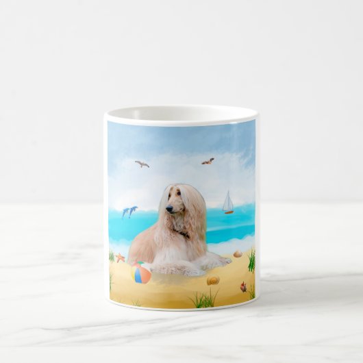 Mug Chien de chien afghan sur la plage (Centre)