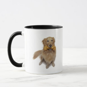 Mug Chien de golden retriever tenant l'os dans la