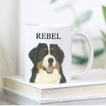 Mug Chien de montagne bernois personnalisé<br><div class="desc">Je suis amoureux de cette photo d'aquarelle magnifiquement détaillée d'un chien de montagne noir, blanc et tan bernais ! Personnalisez ces tasses en céramique avec votre nom ou monogramme et changez même la couleur de la poignée pour compléter votre décor ! Magasinez le reste de ma collection pour le plus...</div>