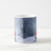 Mug Chien de taureau français en neige assis à Noël (Centre)