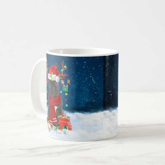 Mug Chien de taureau français en neige avec cadeaux de (Devant gauche)