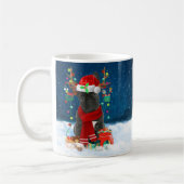 Mug Chien de taureau français en neige avec cadeaux de (Gauche)