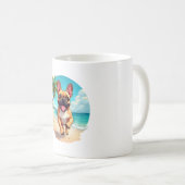 Mug Chien de taureau français sur une plage (Devant droit)
