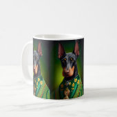 Mug Chien Doberman en robe de la Saint-Patrick (Devant gauche)