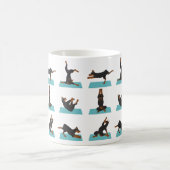 Mug Chien Doberman Pinscher faisant du yoga (Centre)