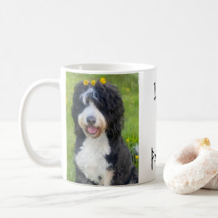 Mug Chien fantaisiste dans l'herbe disant "J'adore mon