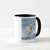 Mug Chien fonctionnant dans l'eau à la plage (Devant droit)